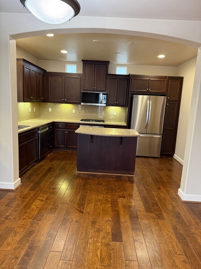 Foto del edificio - SPACIOUS 3 BEDROOM, 3.5 BATHROOM TOWNHOUSE IN AN EXCELLENT LOCATION. GARAGE. LAUNDRY. BALCONY. A ...