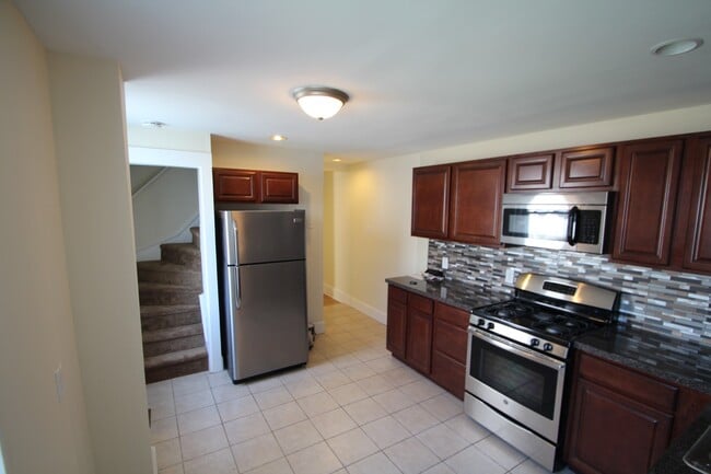 Building Photo - Large 4 Bedroom 1.5 Bath Row in Conshohocken