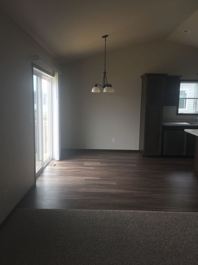 Building Photo - 3 Bed 2 Bath Twin Home
