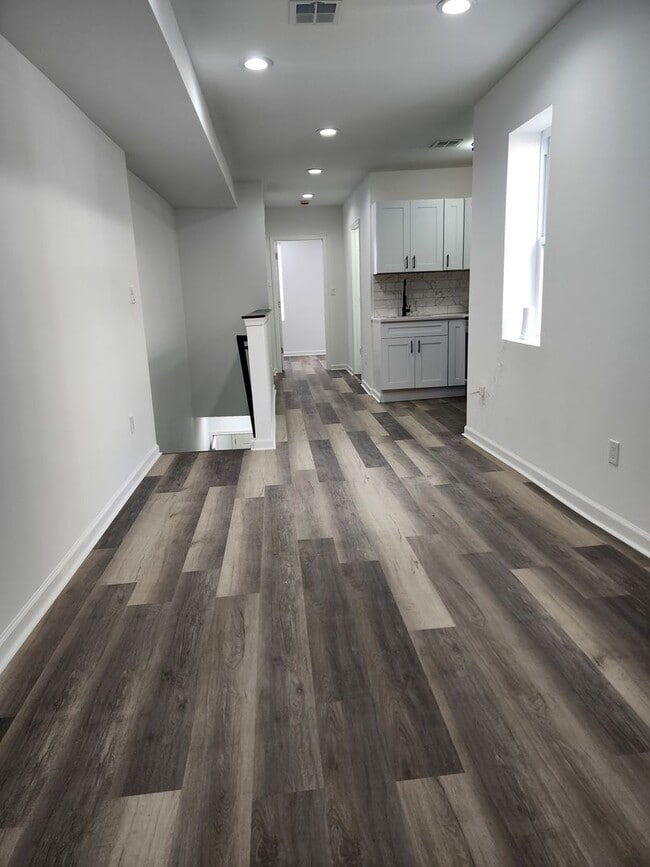 Building Photo - 5012 W Stiles St