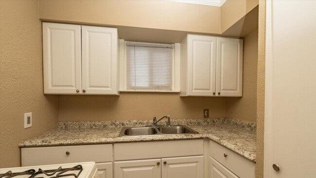 Foto del edificio - 3045 Golfcrest Blvd