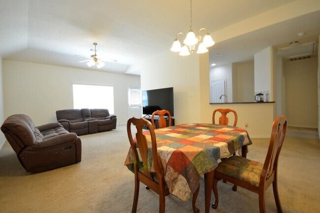 Foto del edificio - 2727 Lakecrest River Dr