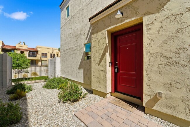 Foto del edificio - Stylish 2-bedroom, 2.5 bathroom townhouse in a desirable Phoenix location!