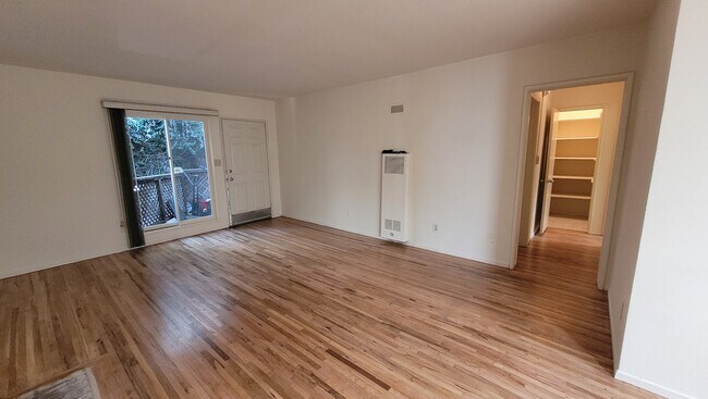 Building Photo - 11644 Montana Ave