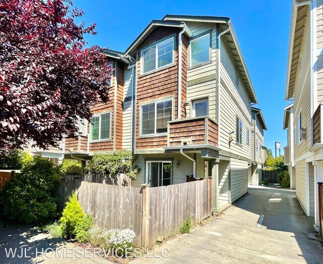 Foto del edificio - 2 br, 1.5 bath House - 12030 28th Ave NE #A