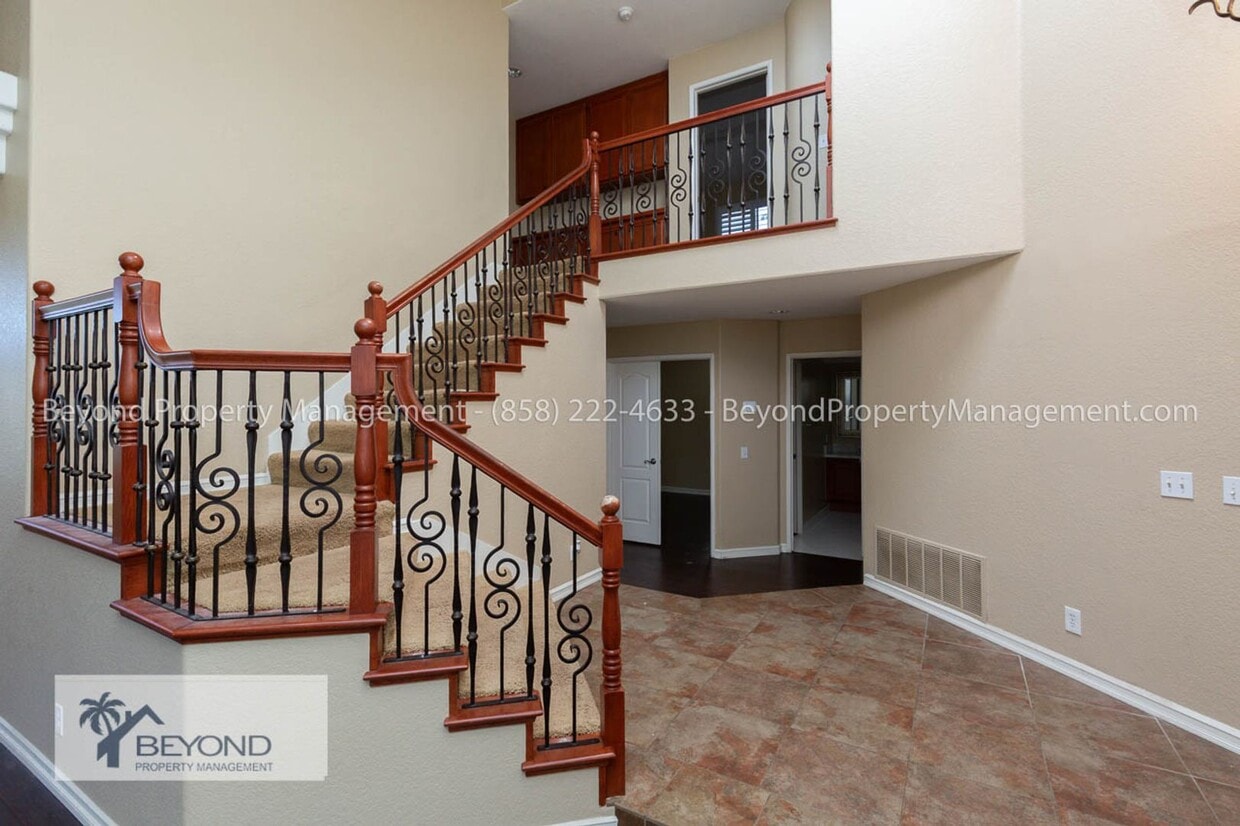 Foto principal - ELEGANT 4BR/2.5BA H in HOME IN OCEANSIDE P...