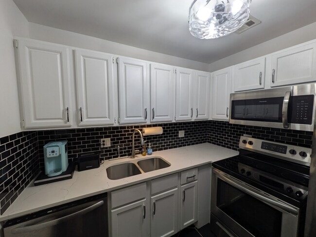 Foto del edificio - Newly Renovated 1-Bedroom Condo in the Hea...