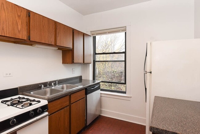 Building Photo - 3543 N Racine Ave