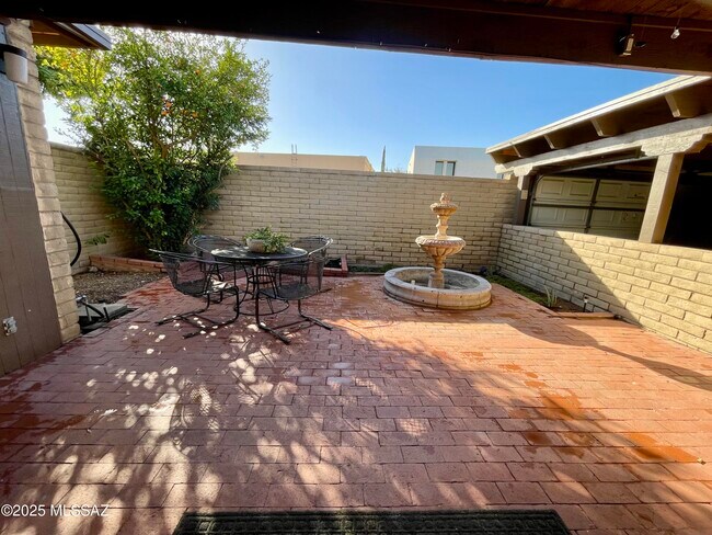 Foto del edificio - 2434 N Shade Tree Cir