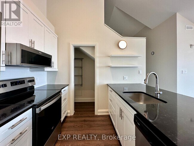 Photo du bâtiment - 33 Maple Grove Rd