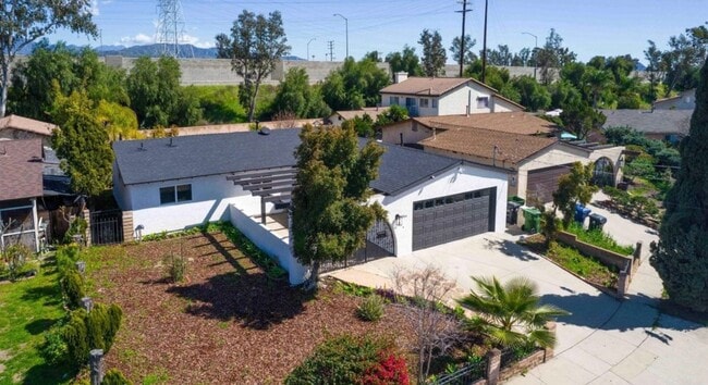 Building Photo - Spacious & Newly Renovated 4-Bed/2-Bath Ho...