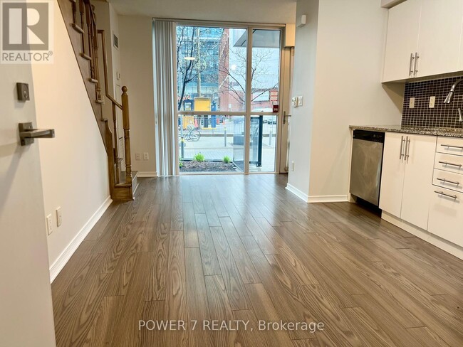 Photo du bâtiment - 352-352 Front St W