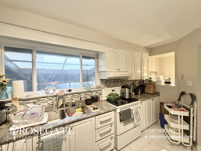 Photo du bâtiment - Charming 3-Bedroom Home with Front Porch &...