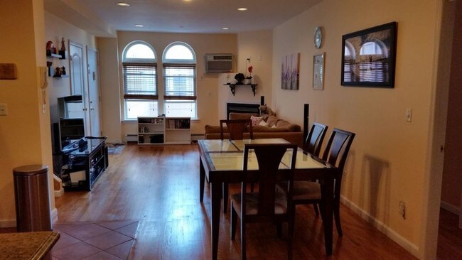 Foto del edificio - 1762 Benson Ave