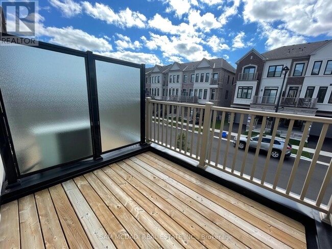 Photo du bâtiment - 1170 Lloyd Landing