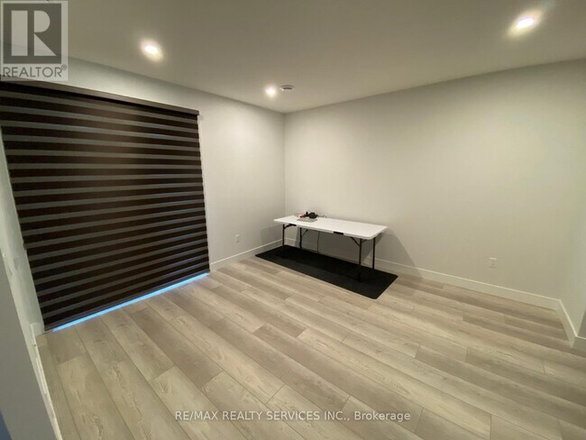 Building Photo - 925 Deveron Crescent