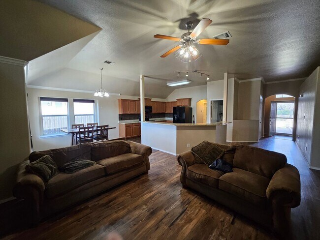 Foto del edificio - Newly Renovated Single Family Home | 3 BR/2BA | with Radiant barrier insulation!