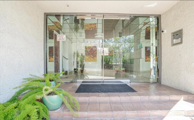 Building Photo - 8577 Rugby Dr