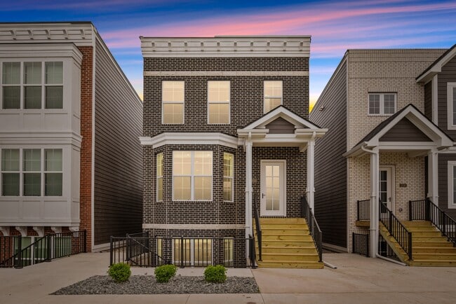 Building Photo - 1204 SW Franklin Dr