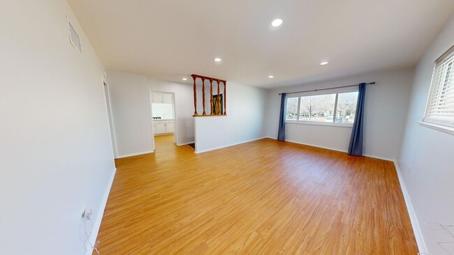 Building Photo - 1102 E Ave J5