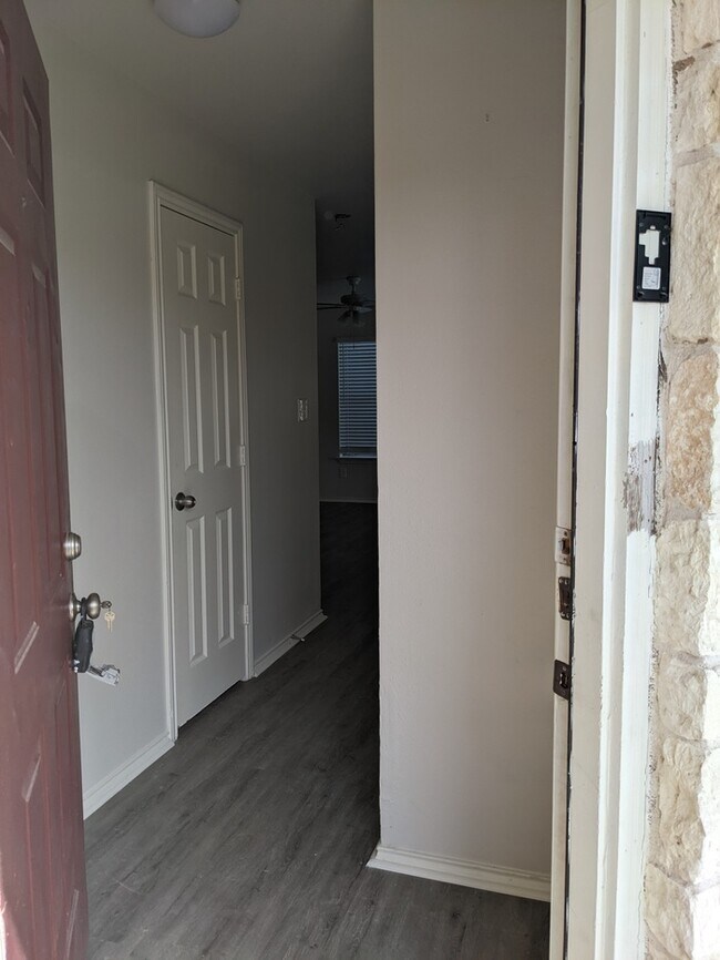 Building Photo - Newly Renovated 3 Bedroom Duplex