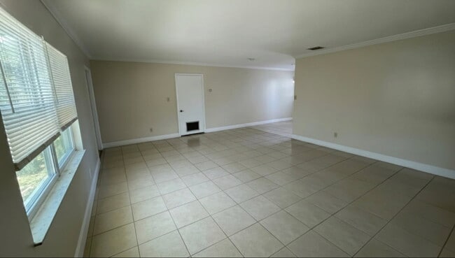 Building Photo - 503 Mayflower Ln