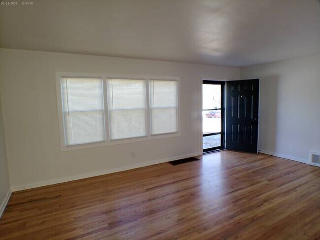 Building Photo - Spacious 4 bedrooms and 3 baths with vanity off 90th & Wornall Road in sought out WALDO AREA near...