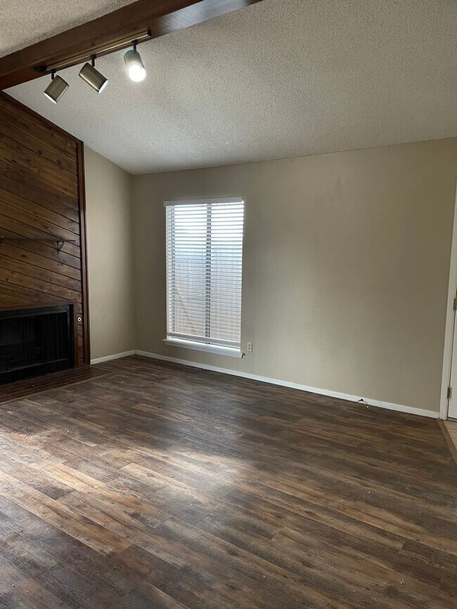 Foto del edificio - 7409 Waco Ave