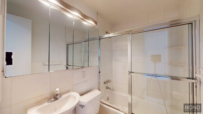 Foto del edificio - 165 E 83rd St