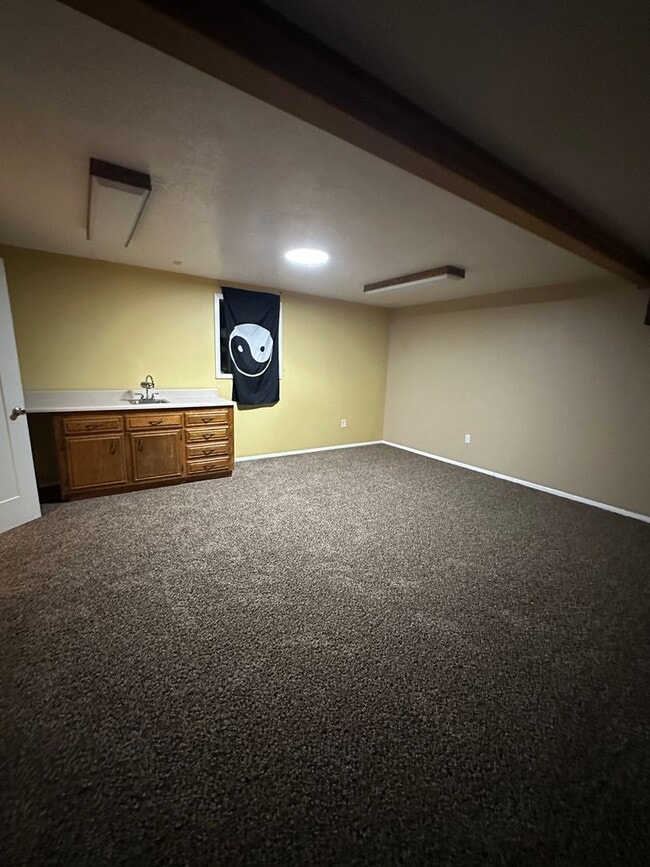 Building Photo - Spacious home