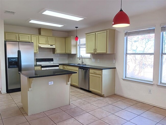 Building Photo - 14645 Montoro Dr