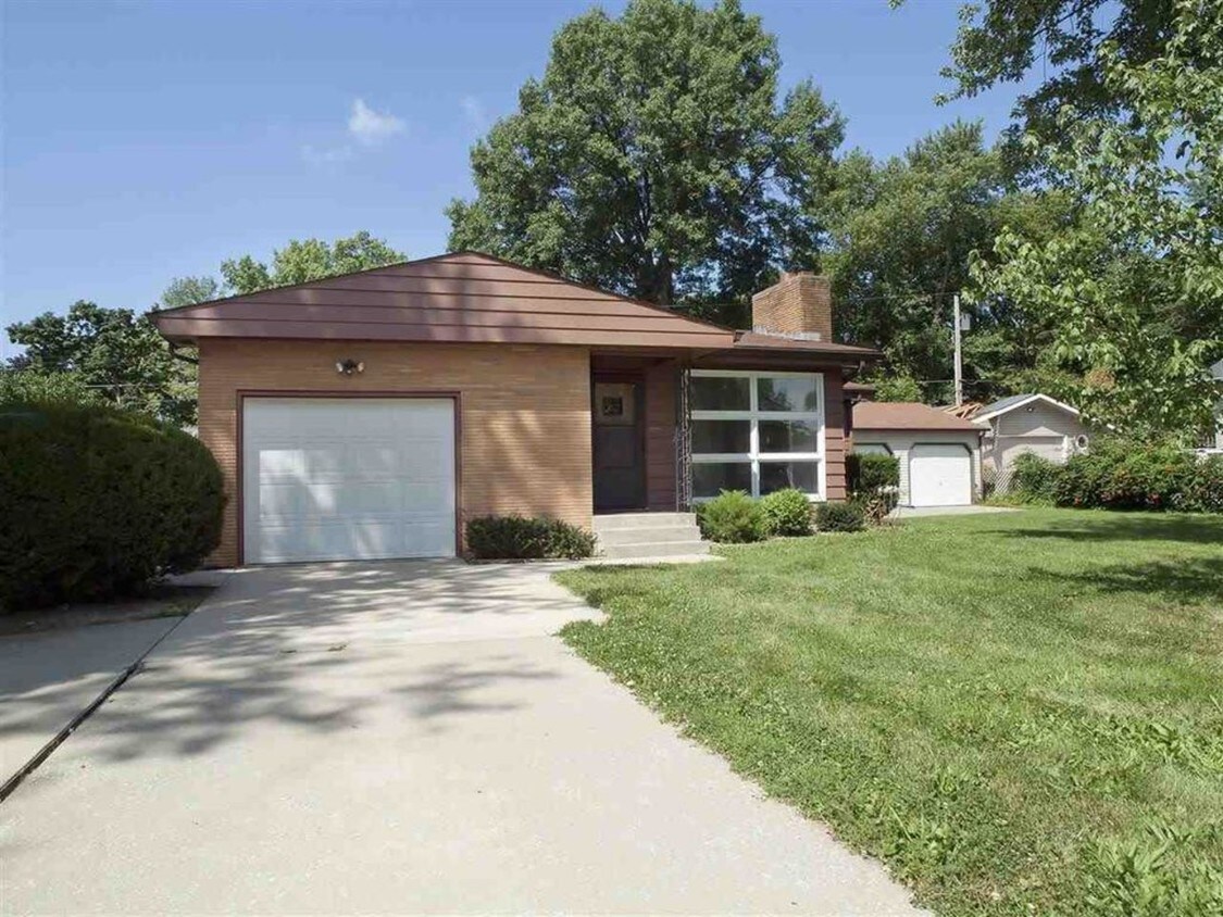 714 10th Ave, Coralville, IA 52241 House Rental in Coralville, IA