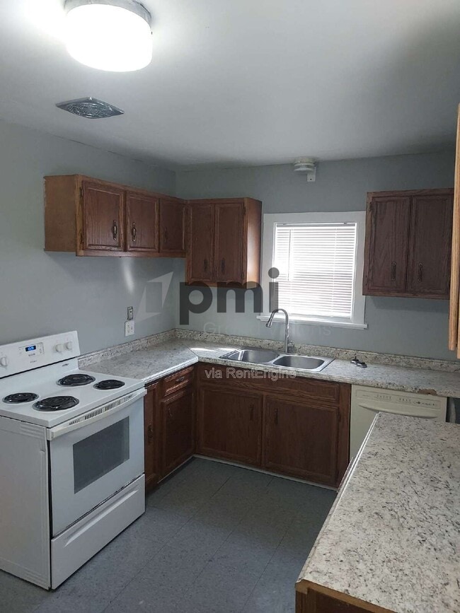 Building Photo - 875 W Waggoner St