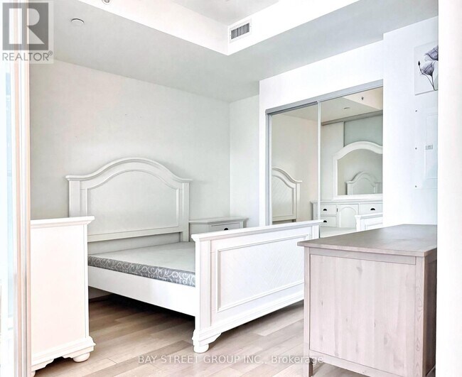 Building Photo - 210 Simcoe St