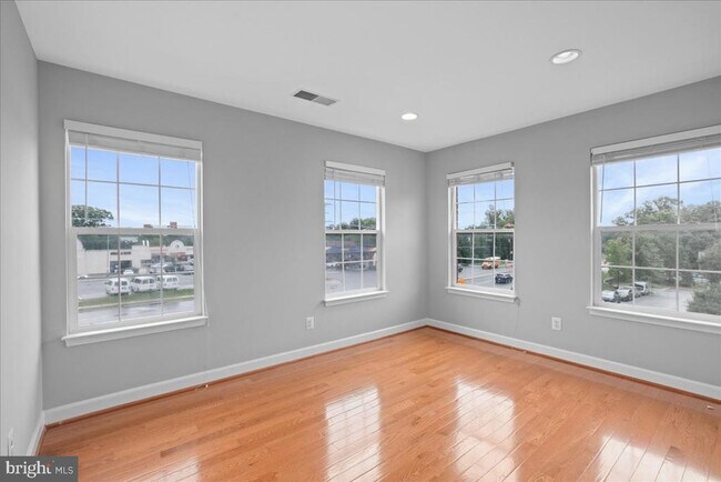 Building Photo - 6350 Regal Oak Dr