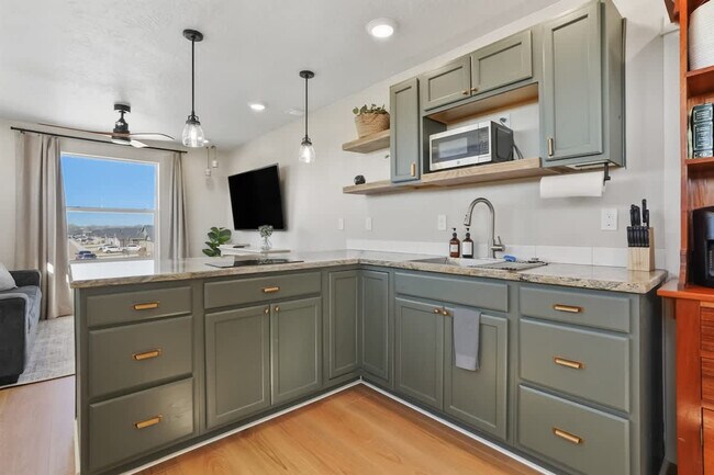 Foto del edificio - 304 Cliff Swallow Ave