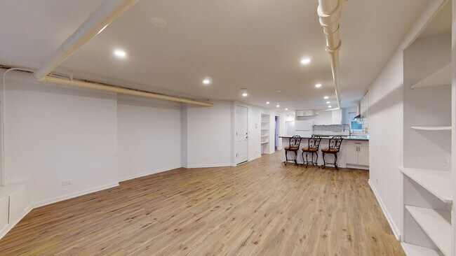 Foto del edificio - 8912 Ewing Ave