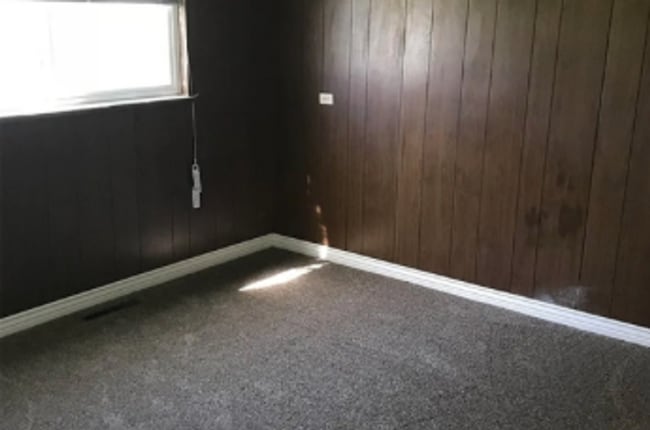 Building Photo - Binning Silver