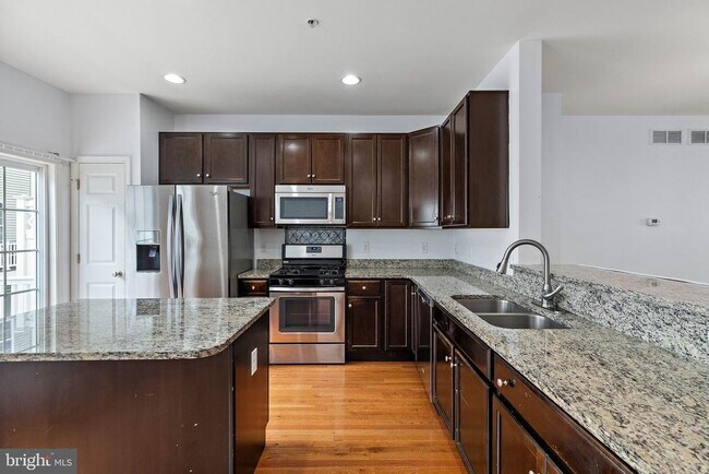 Building Photo - 1367 Parish Ave
