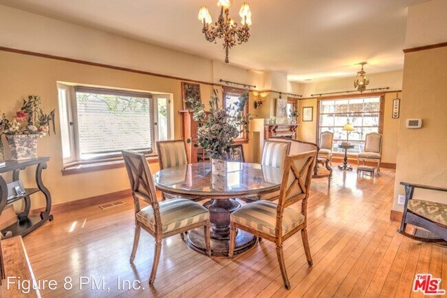 Building Photo - 4 br, 2.5 bath Apartment - 6433 Crescent St