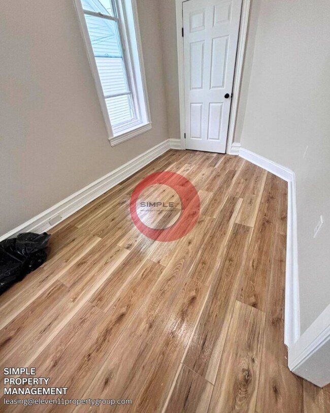 Building Photo - Massive 5 bedroom 1 bath house with fence ...