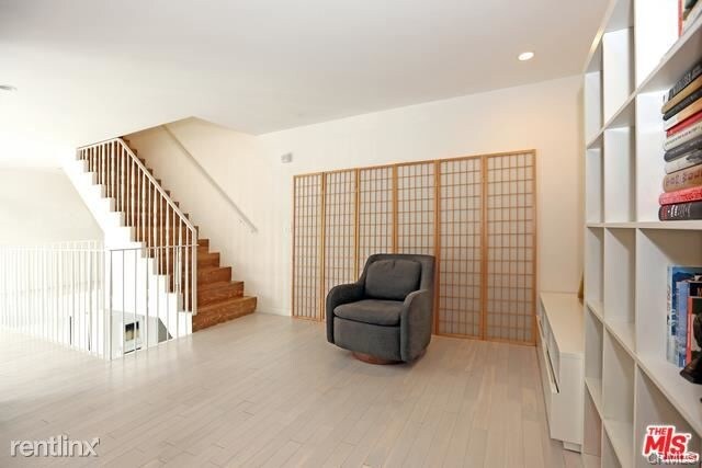 Foto del edificio - 7917 Willoughby Ave