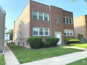 Building Photo - 2830 W Summerdale Ave