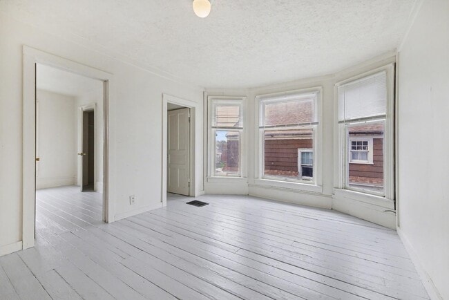 Building Photo - 121 S Clay St