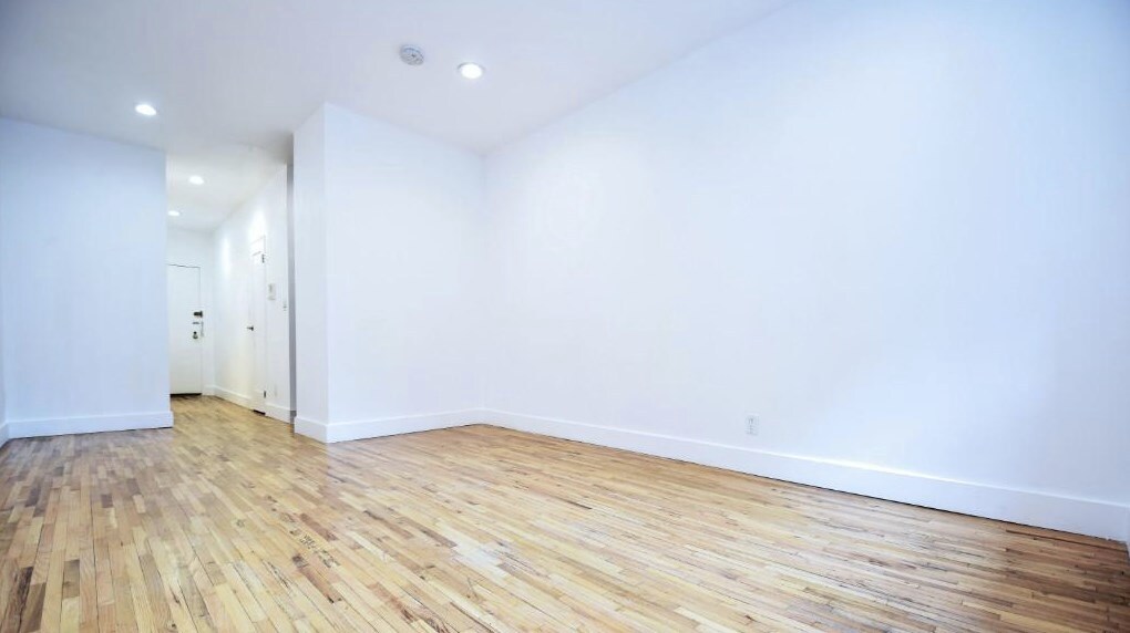 Primary Photo - 207 W 37th St