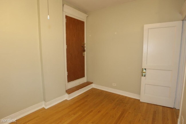 Building Photo - 810 W Newport Ave