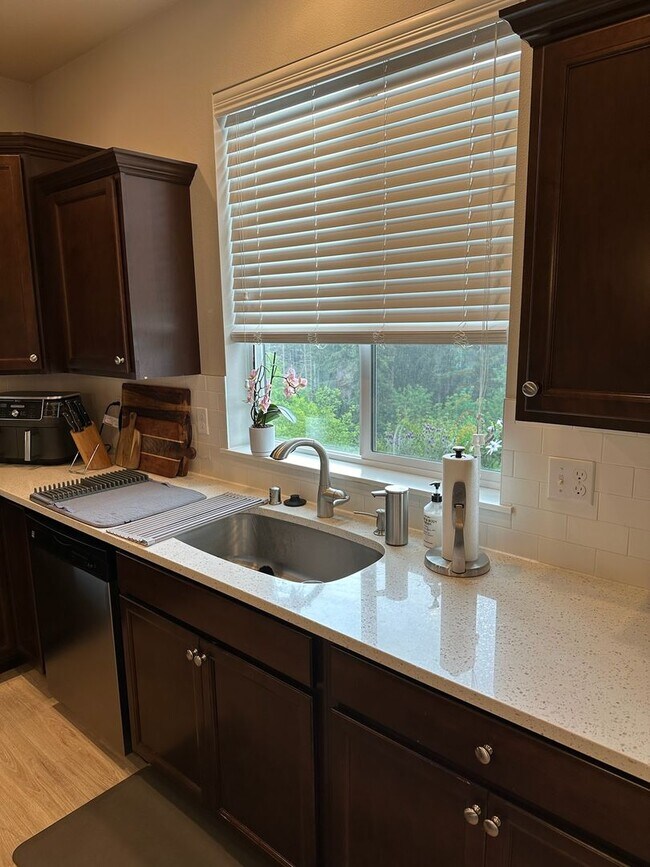 Building Photo - Gem Heights Area Luxury