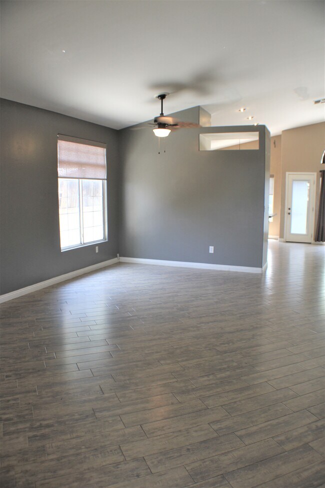 Building Photo - 10911 Martingale Dr