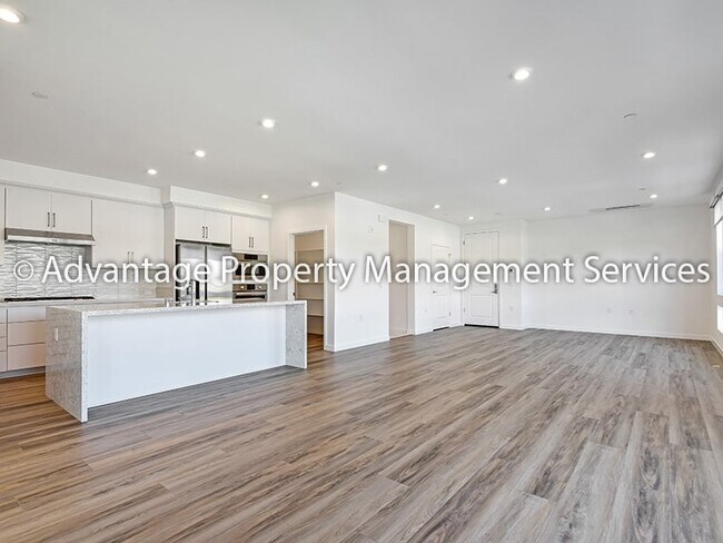 Building Photo - Luxury 5 bedroom, 3 bathroom, 2,904 sq. ft...