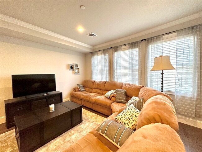 Building Photo - 371 Main St